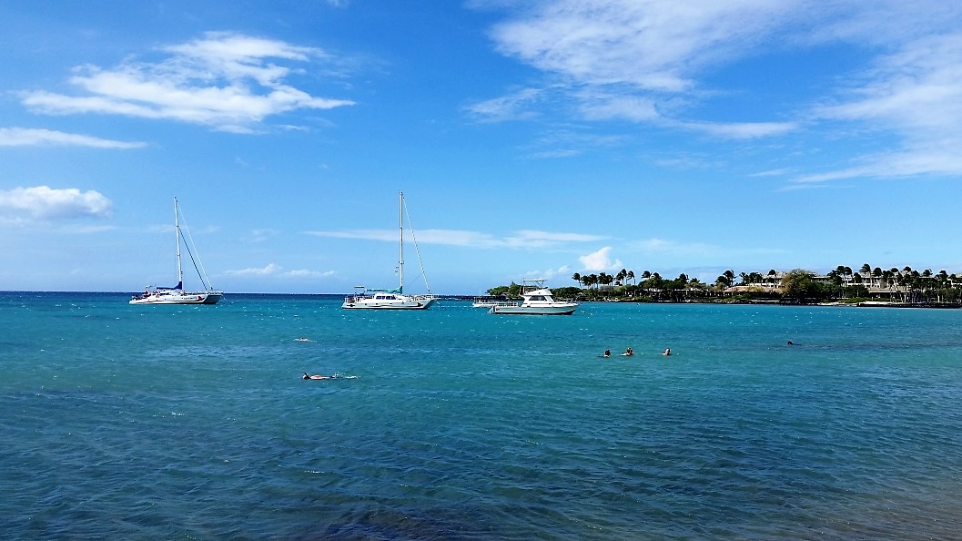 Tour boats are always available in Anaeho'omalu Bay