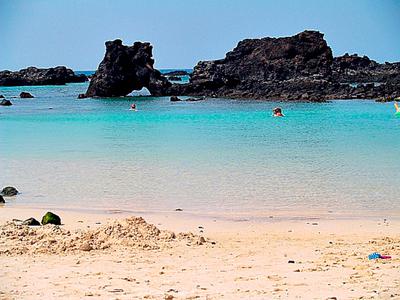 Jumping off lava at Kikaua Beach tide pools