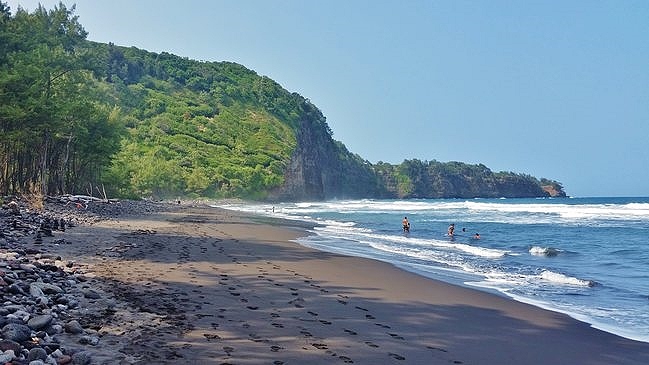 Pololu Valley beach