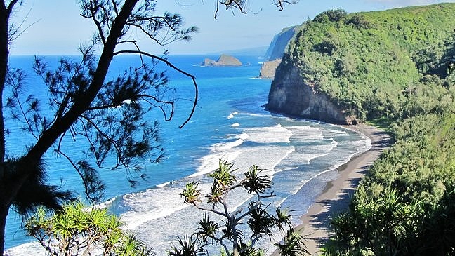 Pololu Valley hiking