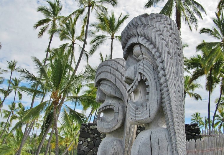 Pu'uhonua o Honaunau statues