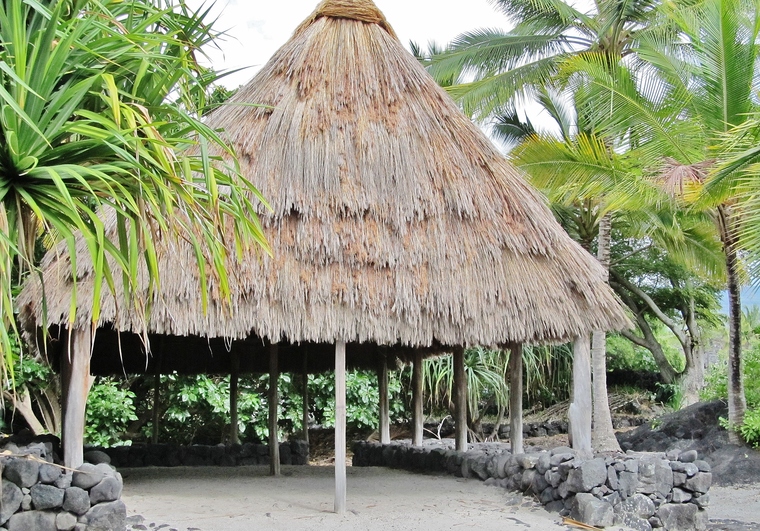 Pu'uhonua o Honaunau Tiki Hut - explore-the-big-island.com